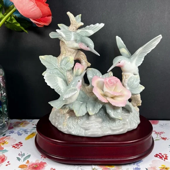 ๐SOLD๐ Vintage Fluttering HUMMINGBIRDS Ceramic Music Box Plays "Close to you" - Picture 1 of 17